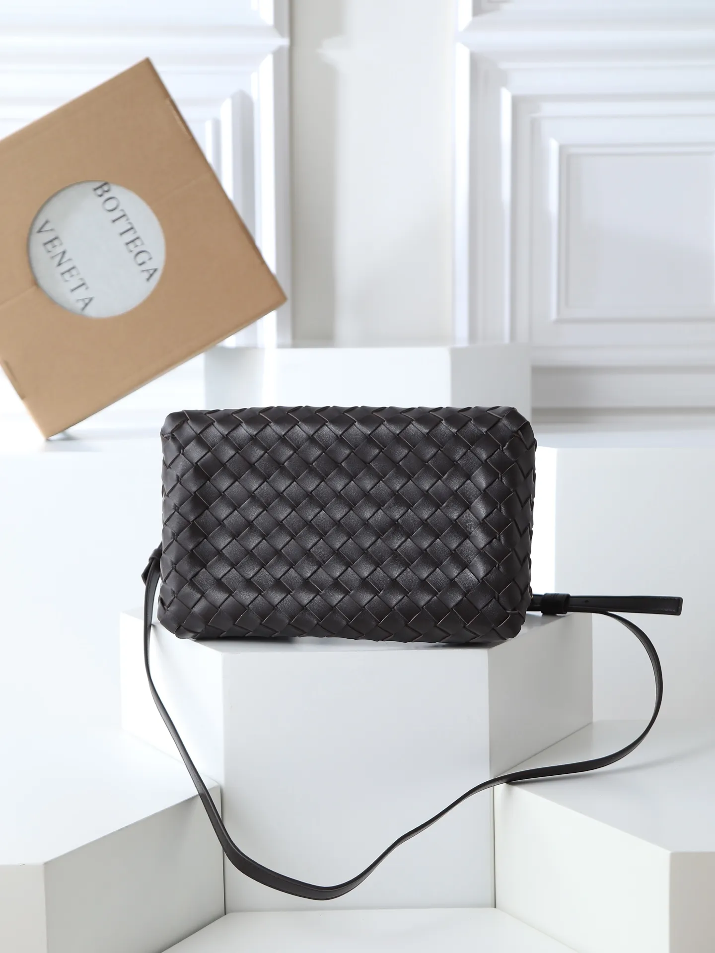1300. BV's new intrecciato woven leather shoulder bag 🪂 835921 comes with a detachable diagonal shoulder strap and comes with a mini bag inside. The appearance retains the unique design of BV woven leather. The parachute bag is a bag that makes people fall in love before seeing the real thing. The small golden knot embellishment is full of simple and high-end sense to meet your needs in different occasions. Size: 29.5X18.5X17.5cm
